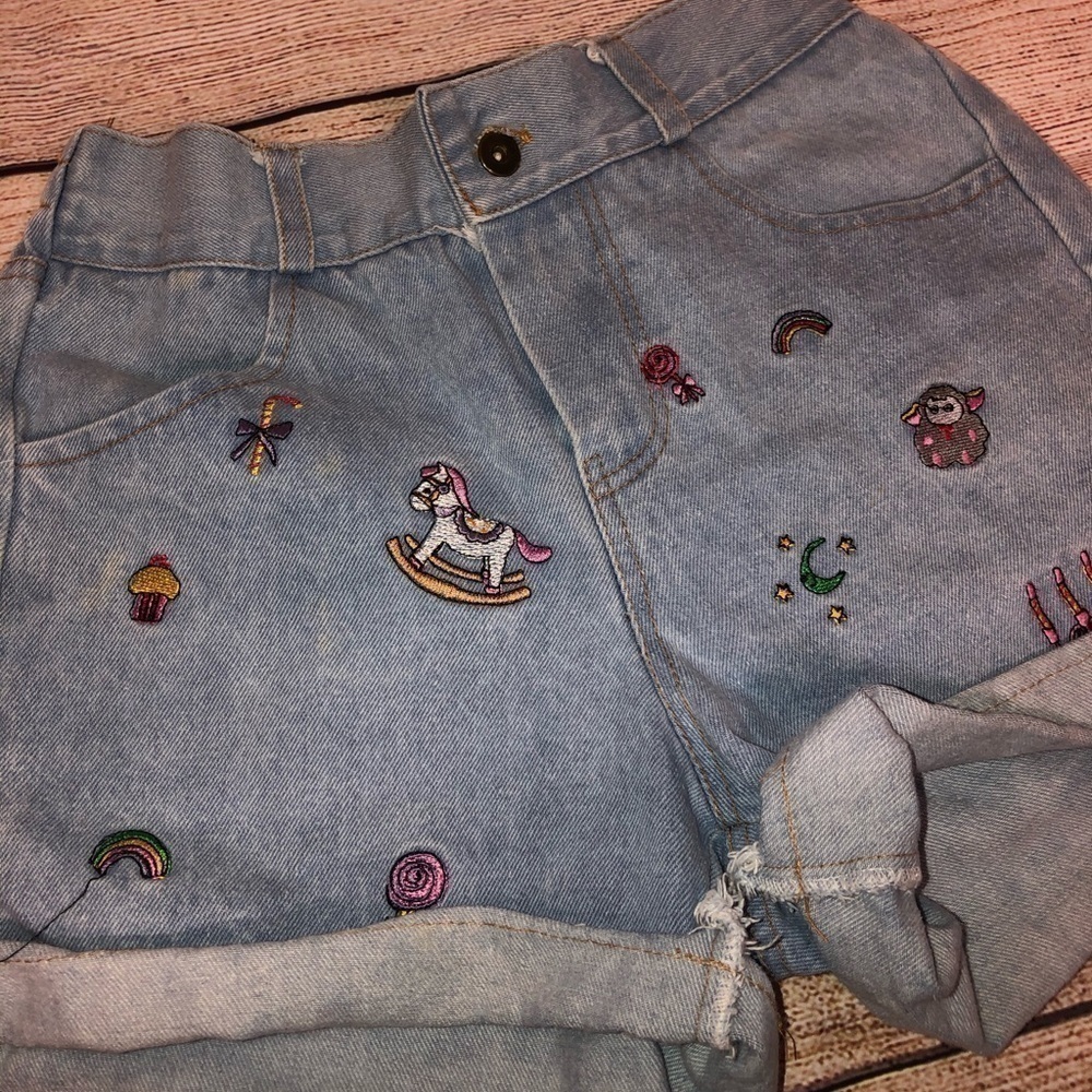 Embroidered High Waist Shorts - Picture 3 of 6